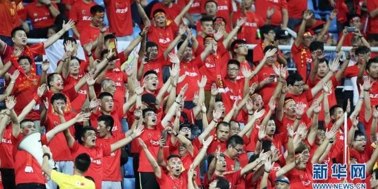  主场氛围助力腾飞，球迷助威声震屋瓦