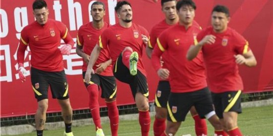  国足世预赛关键战惜败韩国队