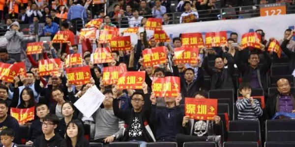  球迷助威声震天，主场氛围助力球队