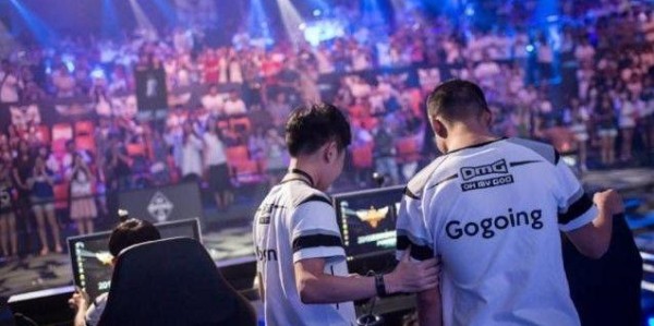  电竞新星闪耀赛场斩获冠军荣耀