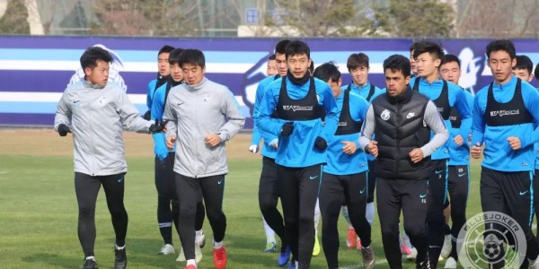  赛前训练开放日，球迷零距离接触球星