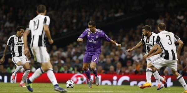  梅德韦杰夫直落三盘卫冕成功