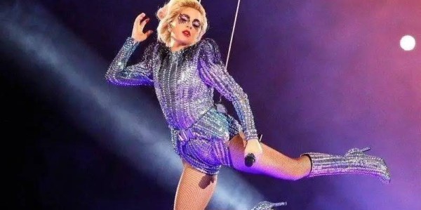  电竞女将巾帼不让须眉勇夺冠军