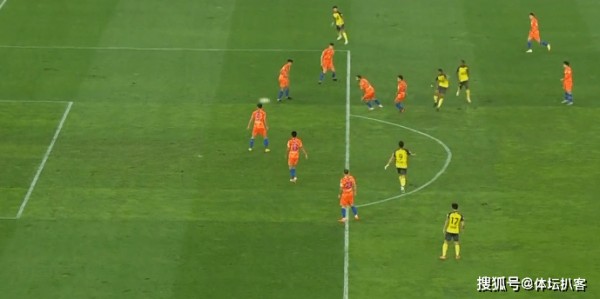  中场核心远射世界波，助球队登顶榜首