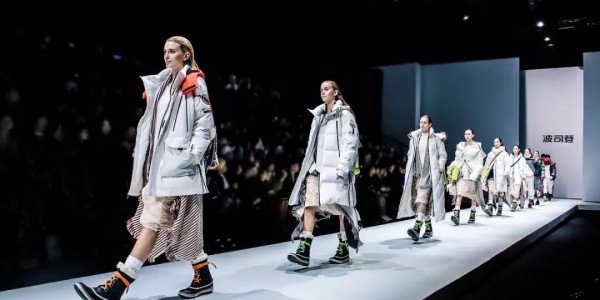  知名运动品牌推出限量款，联名设计师打造战袍