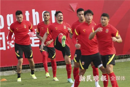  国足世预赛关键战惜败韩国队