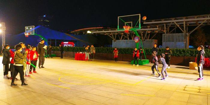  夜间灯光球场投入使用，延长训练时间助力选手备赛  