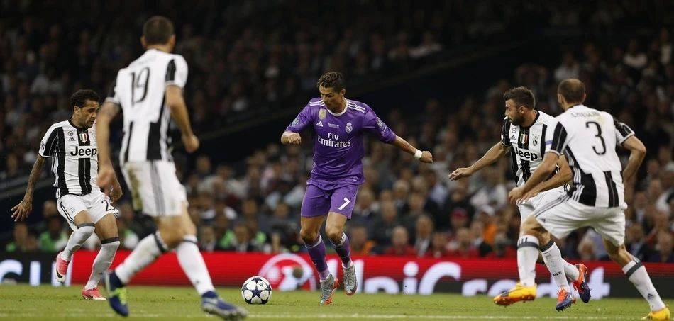  梅德韦杰夫直落三盘卫冕成功