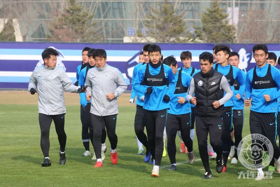  赛前训练开放日，球迷零距离接触球星