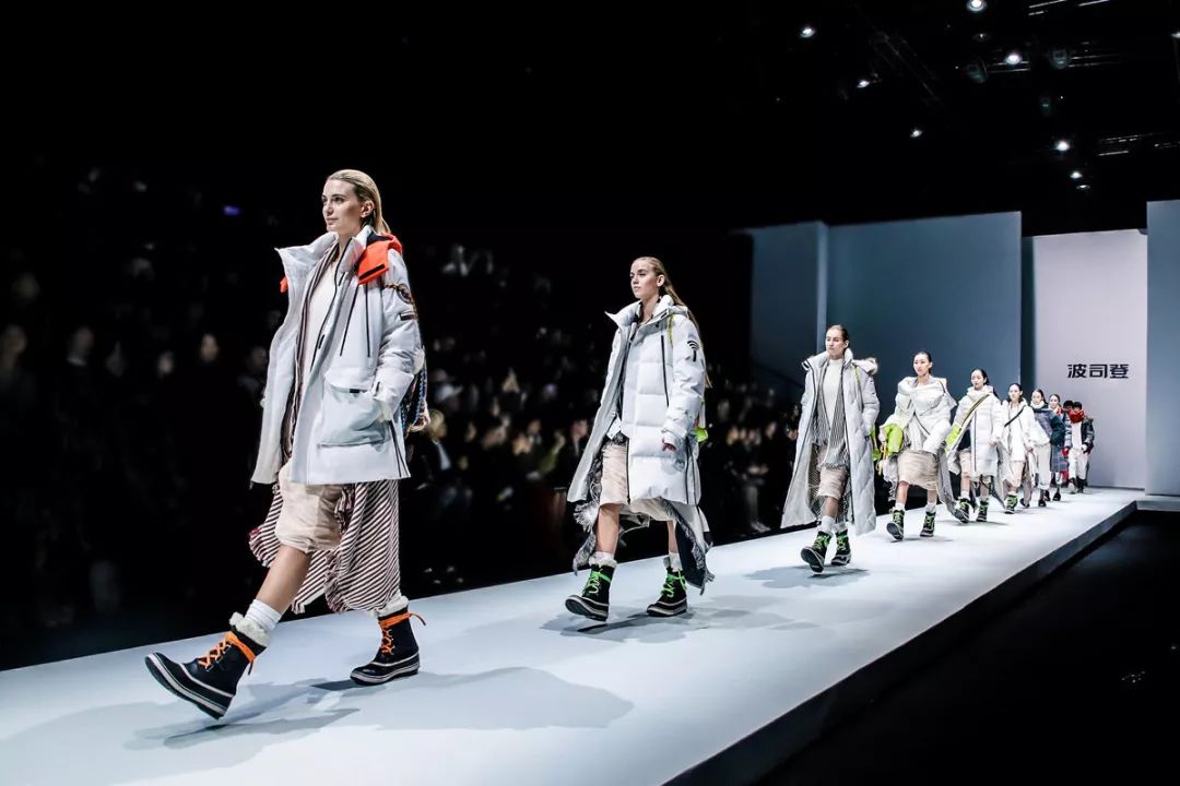  知名运动品牌推出限量款，联名设计师打造战袍