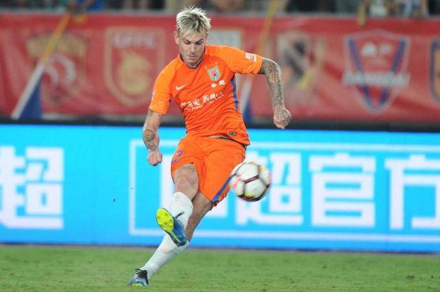  边路快马突破，单骑闯关上演帽子戏法